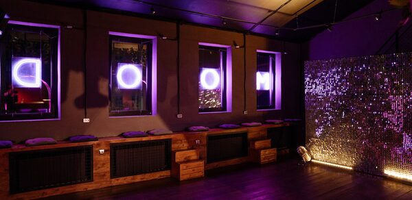 Двухэтажное пространство с яркими акцентами