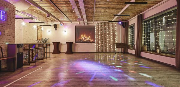 Loft Lodge 8. Яркий зал со светомузыкой