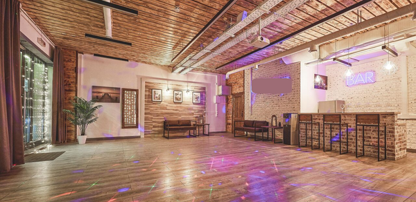 Loft Lodge 8. Яркий зал со светомузыкой