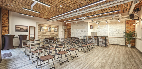 Loft Lodge 8. Яркий зал со светомузыкой