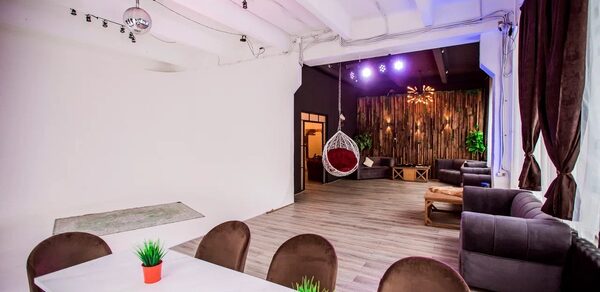 Просторный лофт с панорамными окнами и циклорамой