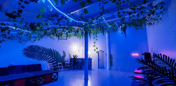 ATMOSFERA. ECO  Белый лофт с неоновой подсветкой