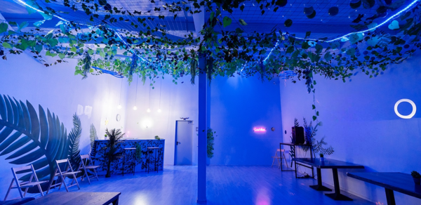 ATMOSFERA. ECO  Белый лофт с неоновой подсветкой