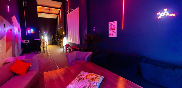 Тёмный лофт для вечеринок 