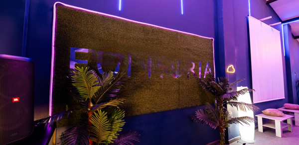 Тёмный лофт для вечеринок 