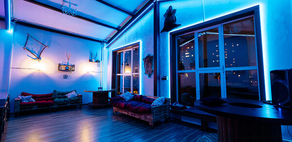 Неоновый лофт для вечеринок