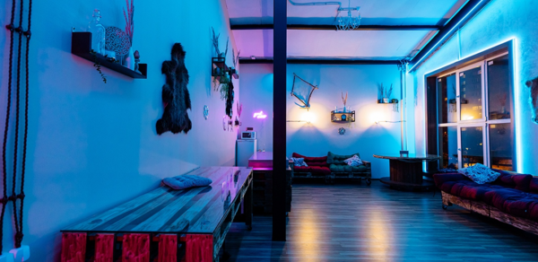 Неоновый лофт для вечеринок