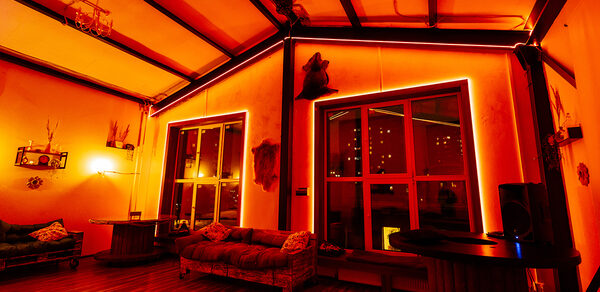 Неоновый лофт для вечеринок