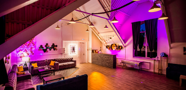 Honey. EmpireLoft Стилизованный лофт с проектором