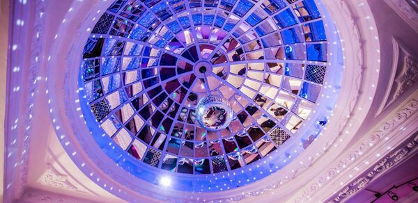 Атмосферное пространство с зеркальным куполом