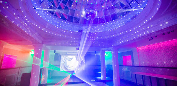 Атмосферное пространство с зеркальным куполом