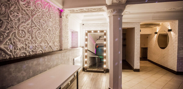 Атмосферное пространство с зеркальным куполом