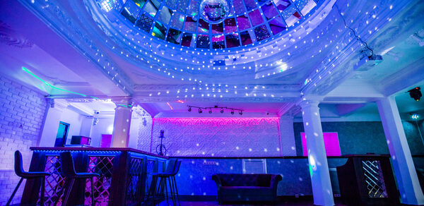 Атмосферное пространство с зеркальным куполом