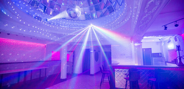 Атмосферное пространство с зеркальным куполом