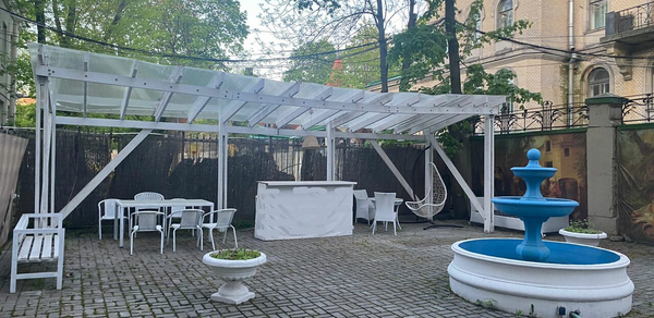 Особняк Летняя площадка с фонтаном