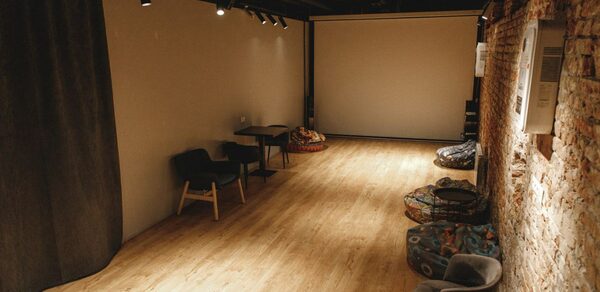 Loft YesNot (Лофт ЙесНот). Пространство с кирпичной стеной 
