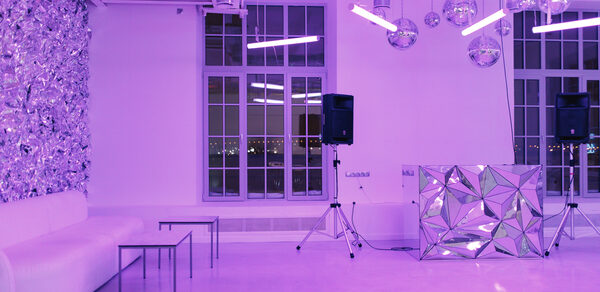 Wow Place Loft. Mr White (Вау Плейс Лофт. Мистер Уайт). Белый дизайнерский зал
