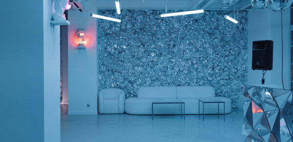 Wow Place Loft. Mr White (Вау Плейс Лофт. Мистер Уайт). Белый дизайнерский зал
