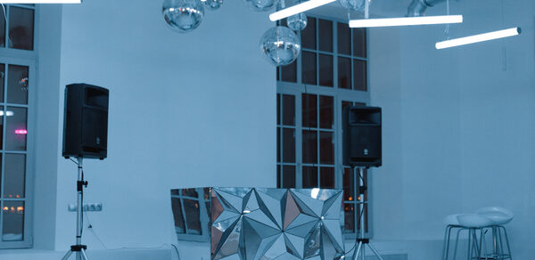 Wow Place Loft. Mr White (Вау Плейс Лофт. Мистер Уайт). Белый дизайнерский зал