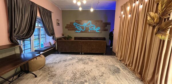 Уютный лофт-зал с красивым видом