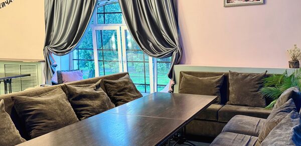 Уютный лофт-зал с красивым видом