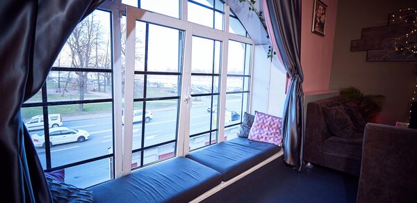 Уютный лофт-зал с красивым видом