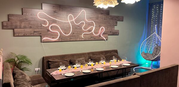 Уютный лофт-зал с красивым видом