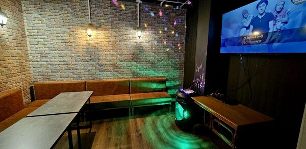 Типичный Питер. Лофт-зал в полосатом стиле