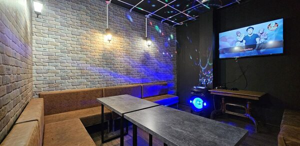 Типичный Питер. Лофт-зал в полосатом стиле