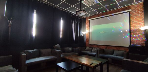 Типичный Питер. Зал с играми