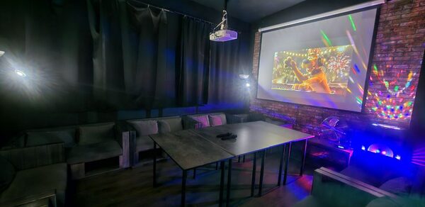 Типичный Питер. Зал с играми