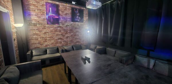 Типичный Питер. Зал с играми