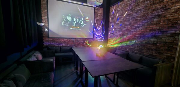 Типичный Питер. Зал с играми