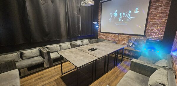 Типичный Питер. Зал с играми