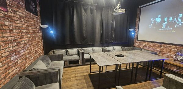 Типичный Питер. Зал с играми