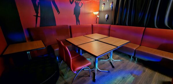 Типичный Питер. Лофт-зал в стиле Мафия