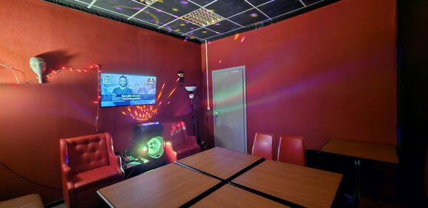 Типичный Питер. Лофт-зал в стиле Мафия