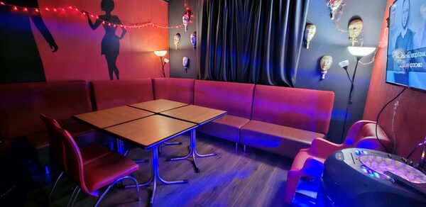 Типичный Питер. Лофт-зал в стиле Мафия