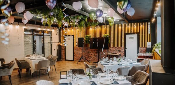 Красочный зал при отеле