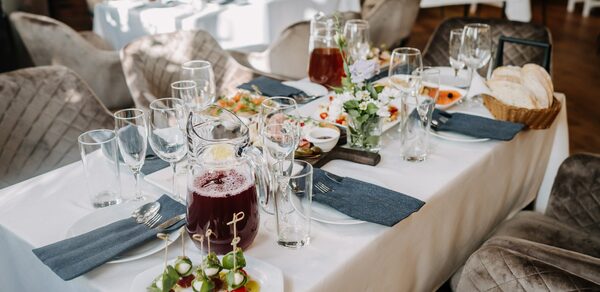 Красочный зал при отеле