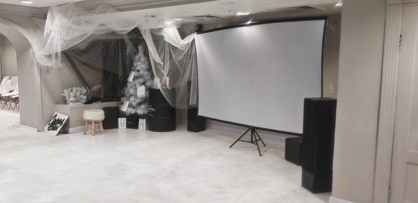 Огромное пространство с фотозонами