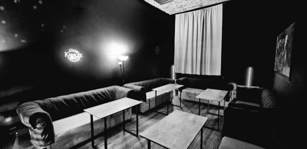Типичный Питер. Тёмный лофт с логотипами групп 90-х