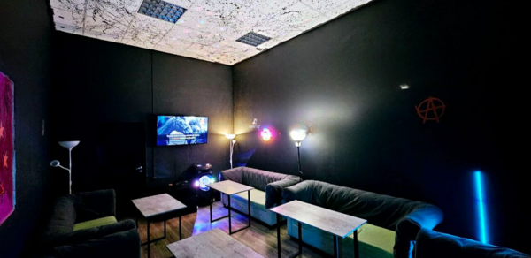 Типичный Питер. Тёмный лофт с логотипами групп 90-х