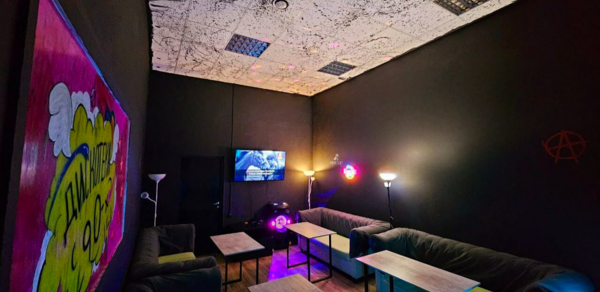 Типичный Питер. Тёмный лофт с логотипами групп 90-х