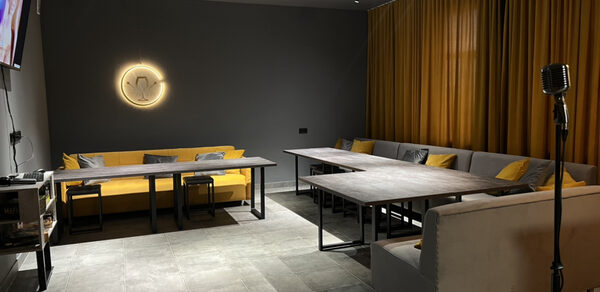 Атмосферный зал с караоке