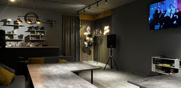 Атмосферный зал с караоке