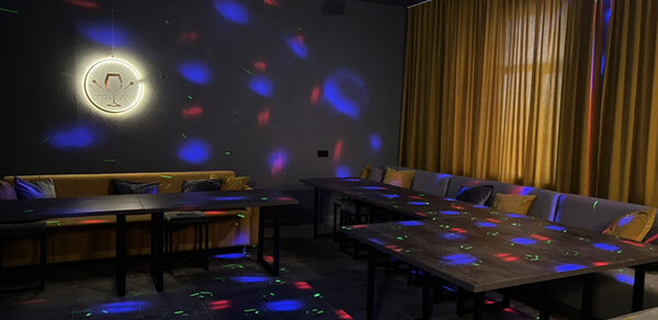 Атмосферный зал с караоке