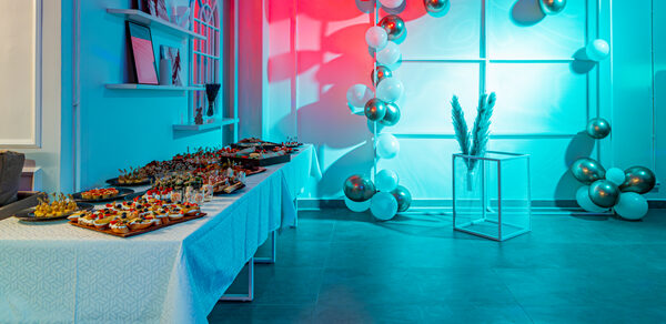 Светлый зал с барной стойкой