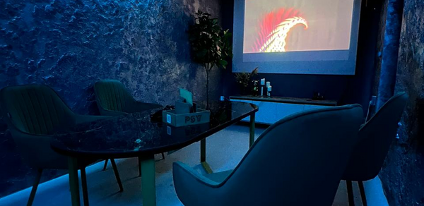 Небольшой атмосферный зал