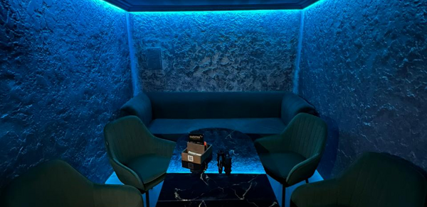 Небольшой атмосферный зал